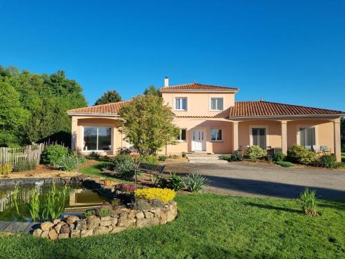 Saint-Martin-de-Jussac House | Chambre a la campagne