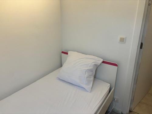 Cuesmes House | Chambre Blanche