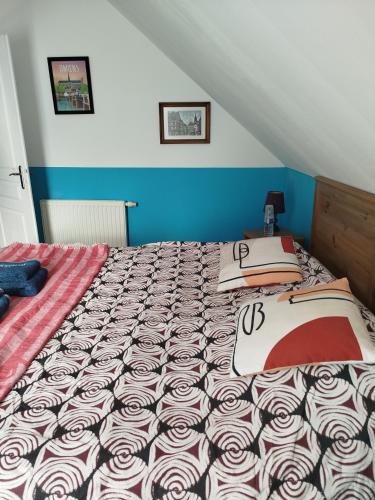 Cluses House | Chambre bleue dans maison avec parking