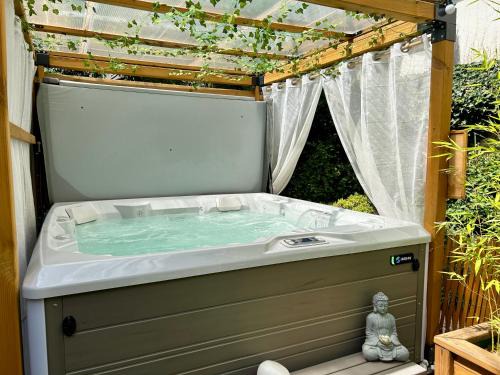 Jouvence House | Chambre Cocoon dans une maison avec SPA et jardin en centre ville