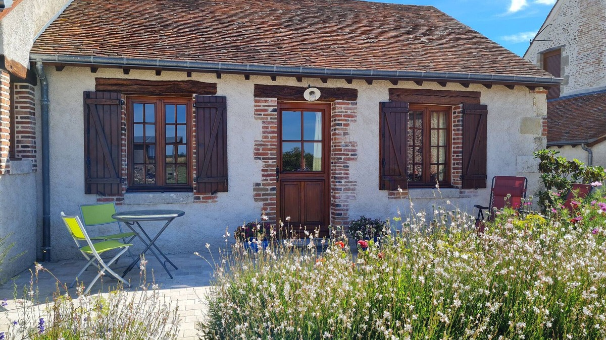 Bonnee Bed & Breakfast | "Chambre Confortable avec Terrasse Près de Sites Touristiques et Forêt d'Orléans"