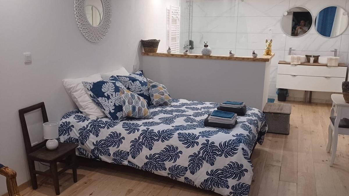 Neufmaisons Bed & Breakfast | Chambre d'Emma, whirlpool bath, free Wi-Fi, free private parking