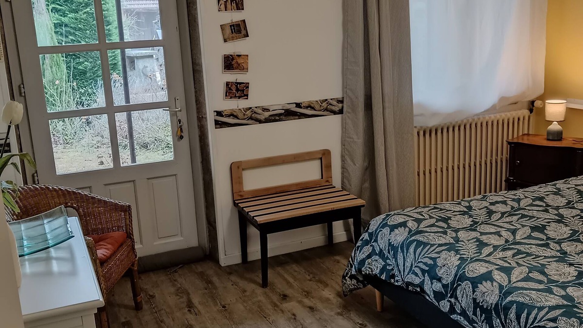 Saint-Germain-du-Bois Bed & Breakfast | Chambre d'hôte la Chanée with covered terrace