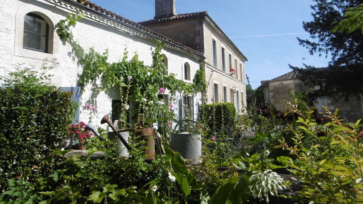 Saint-Saturnin-du-Bois Bed & Breakfast | Chambre d'hôtes Les 2 Madeleine