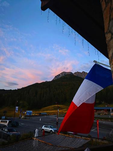 Les Claux Bed & Breakfast | Chambre d'hôte chez Thibault à proximité des pistes 200 M départ depuis le Fournet et nombreux itinéraires de randonnées au pied de l'immeuble
