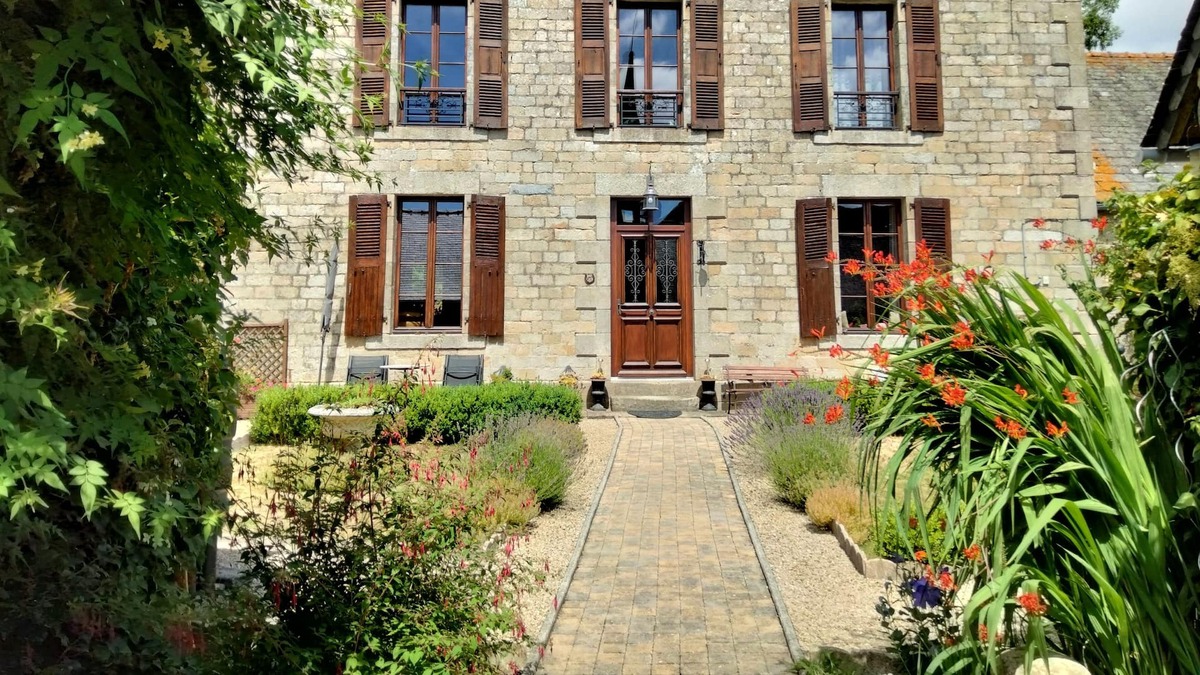 Lescouet-Gouarec Bed & Breakfast | Chambre D'hote in Old Presbytery in heart of Brittany