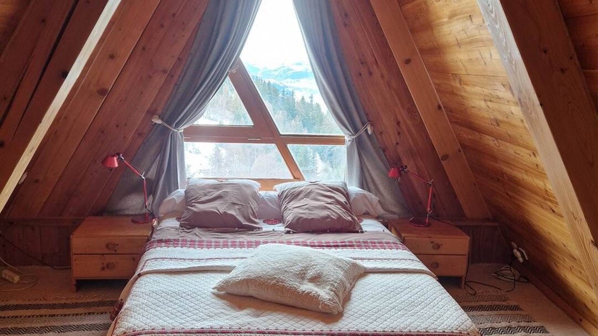 Arc-1600 Ski Chalet | Chambre d'hôte SUITE at the top of the chalet - sleeps 4 - 2 double beds in 2 rooms