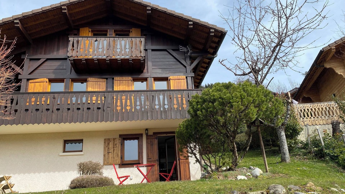 Verchaix Bed & Breakfast | Chambre d'hôte overlooking the Grand Massif in a mountain chalet 900m above sea level