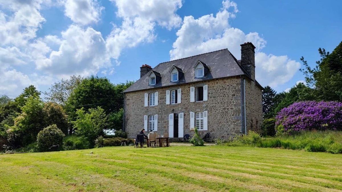 La Bazouge-du-Desert Bed & Breakfast | Chambre Dans Maison de Maître