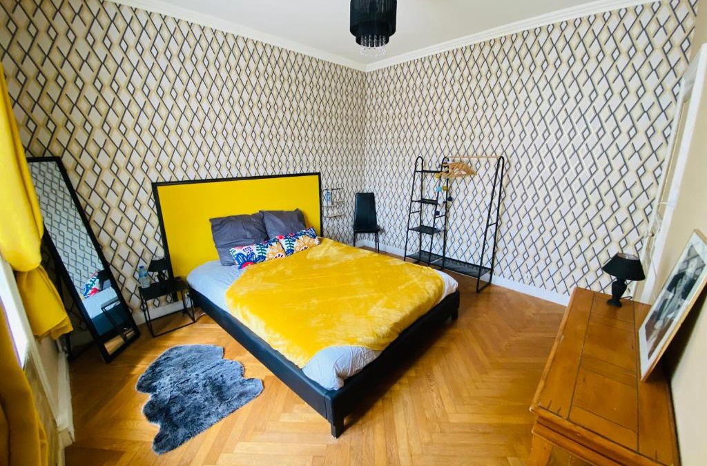 Cour du Levant Bed & Breakfast | Chambre Hote Urban Chic proche Bagnoles SDD privative au Calme