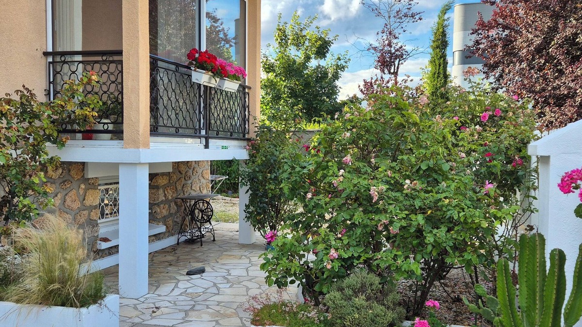 Champigny-sur-Marne Apartment | Chambre Meuble tourisme. TV, WIFI, bathroom/WC and private access