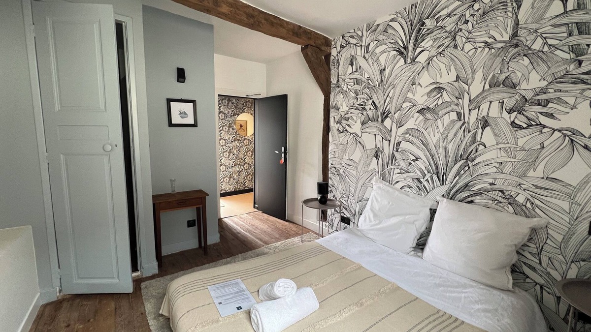 Chartres House | CHAMBRE PICASSIETTE - 1 WITH DINING AREA-BILLARD-BABYFOOT-TERRACE