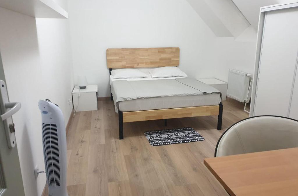 Dammartin-en-Goele House | Chambre privative avec ventilateur portable