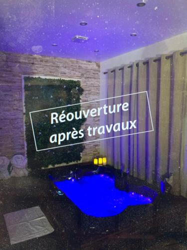 Messy House | Chambre romantique avec Jacuzzi privée