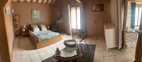 Mesnil-Saint-Pere House | chambre salon indépendant, salle de bain wc privés, jardin privé, piscine partagée près d'un lac