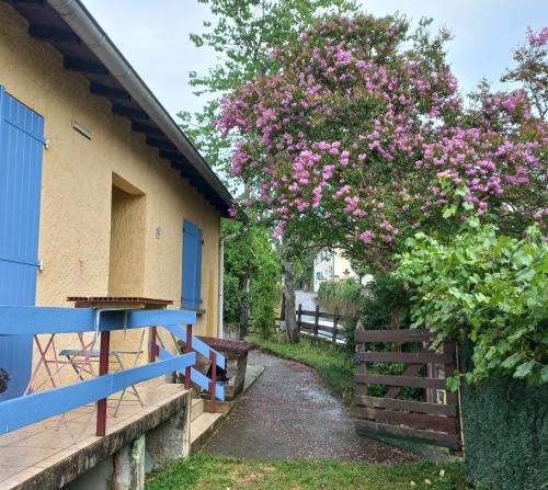 Aspet Bed & Breakfast | Chambre spatieuse avec grand lit.