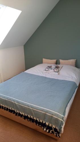Frouville House | Chambre Vert Sauge, lit double 2 personnes, Maison en plein coeur du Parc Régional du Vexin