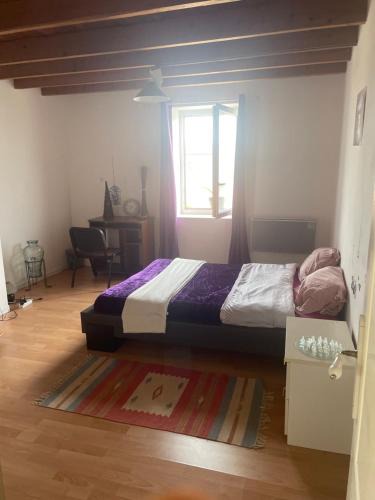 Moifond House | chambre violette coté aéroport calme charmante