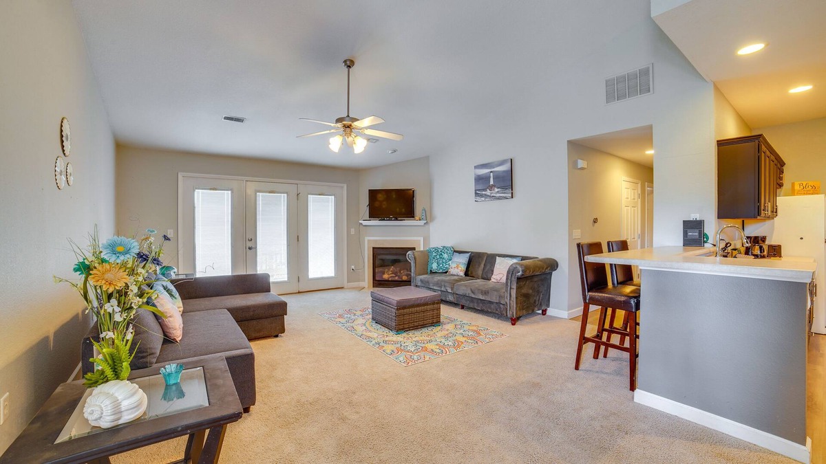 Champaign Condo | Champaign Condo w/ Amenity Access Near University!