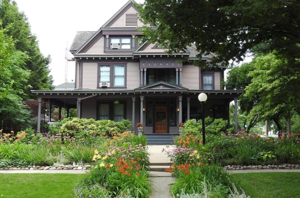 Champaign Bed & Breakfast | Champaign Garden Inn