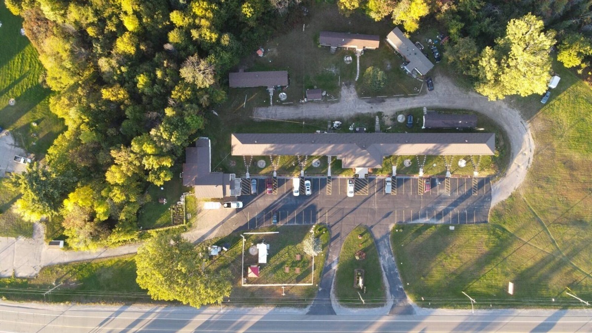Pembroke Hotel | Champlain Motor Inn