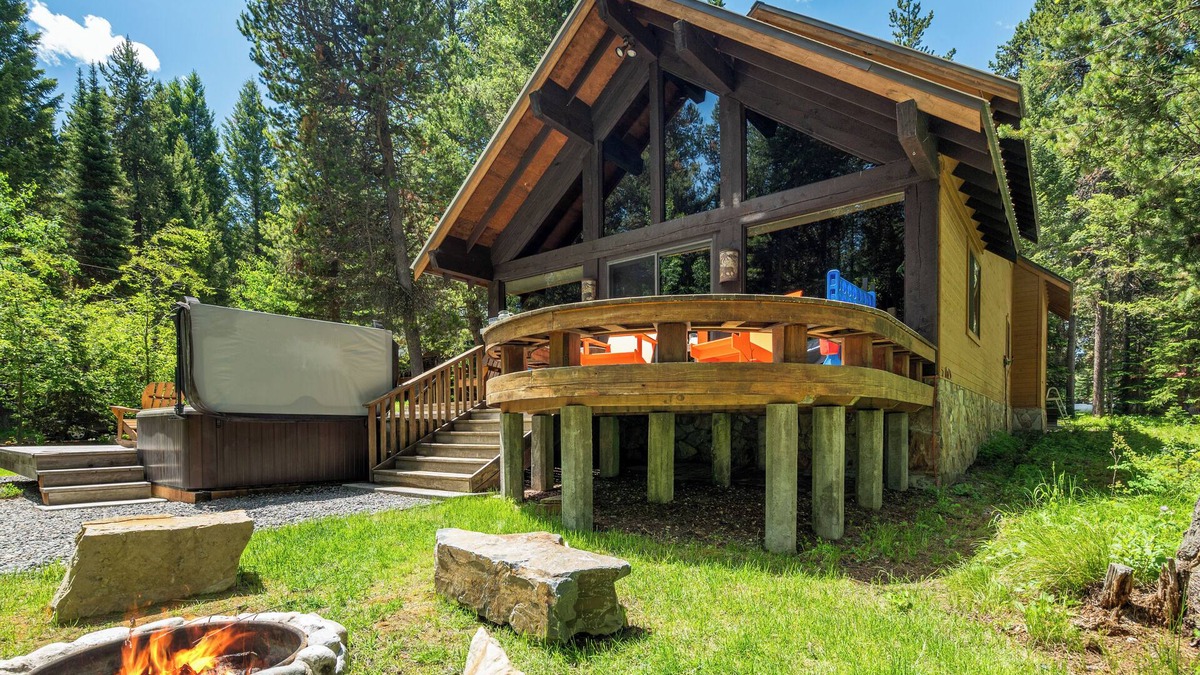 Island Park Cabin | Chandler's Lodge 3Br/2Ba,Hot tub,Private Dock,BBQ,Fire Pit,Stargazing-Close to Lake,25M 2 YNP