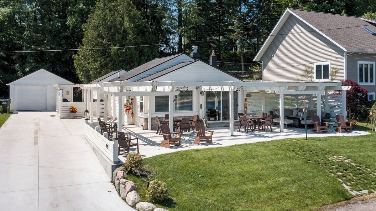Bluffton House | Channel-Waterfront on Muskegon, Walk to the Beach, Lk Michigan, Watch the Ships