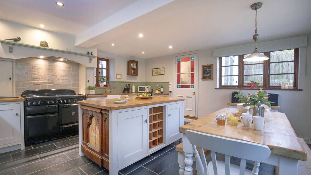 Chard Cottage | Chantry Cottage - sleeps 6 guests in 3 bedrooms