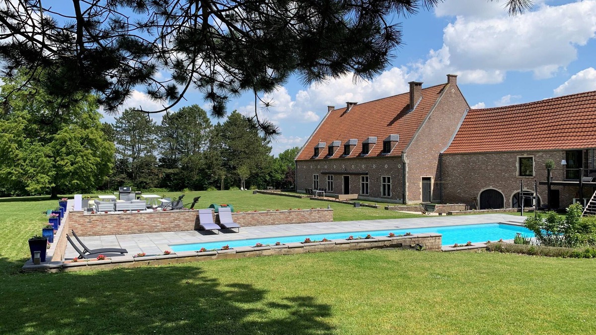 Pietrain Cottage | Chapeauveau's wonderful gite-piscine 13-15 pers.