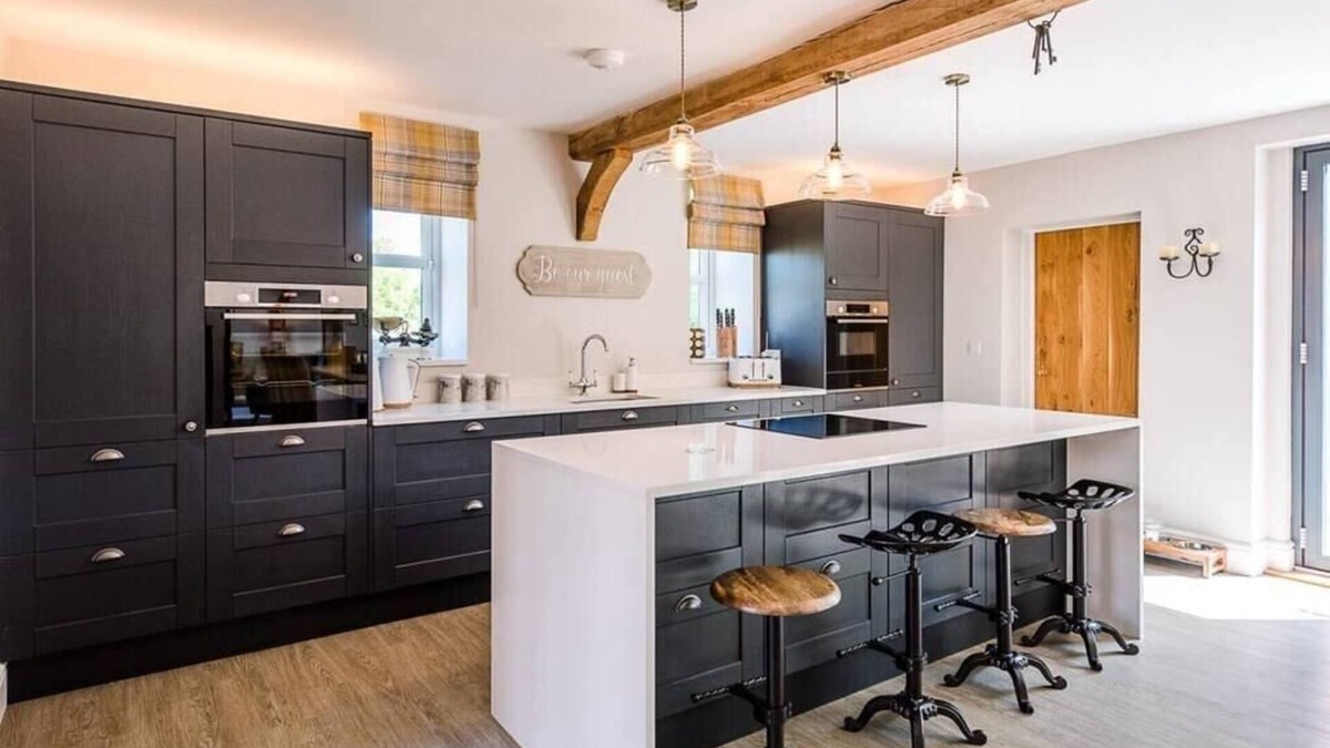 Ipswich House | Chapel Cottage, Hadleigh - with Hot Tub