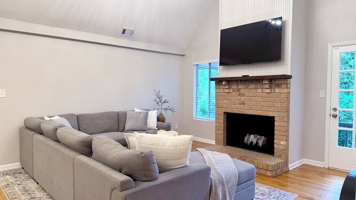 Tallahassee House | CHAPEL HAVEN 6 Bedrooms 4 Bathroom 8 Beds 2-Unit Home 2 Kitchens