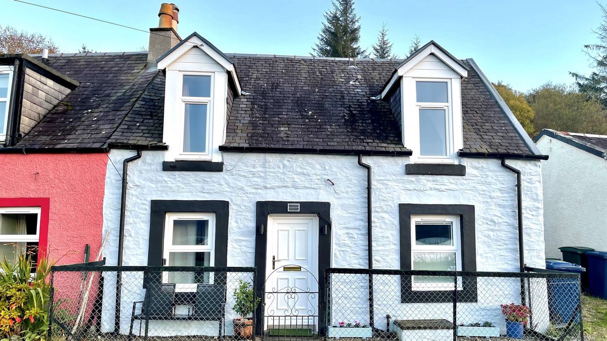 Strachur Cottage | Chapelton Cottage by Loch Fyne, picturesque location