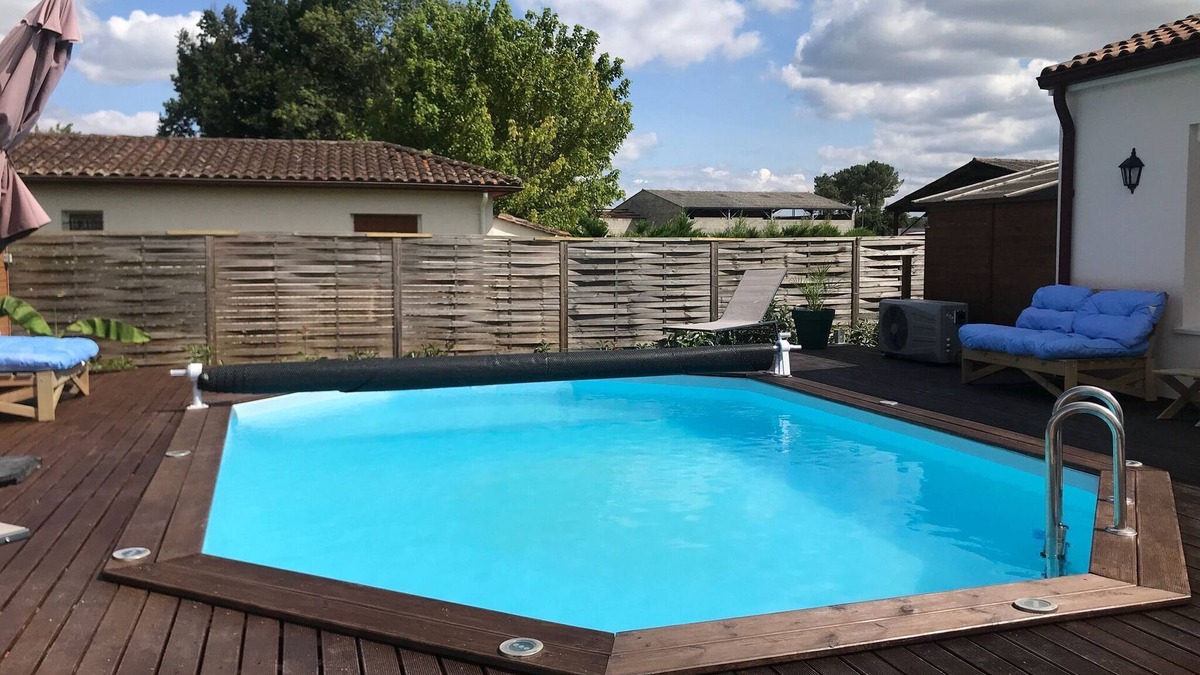 Saint-Medard-de-Guizieres Cottage | Charming Countryside Stay