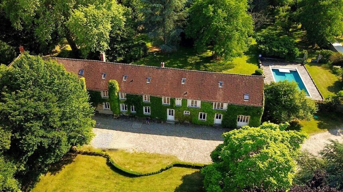Saint-Pierre-les-Nemours House | Character house, 15 pers, 7 bedrooms, swimming pool, organic farm, park.