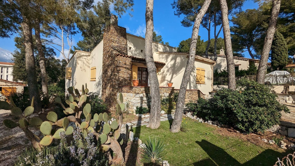 Saint-Mandrier-sur-Mer Villa | Character villa located 200 m from the beach