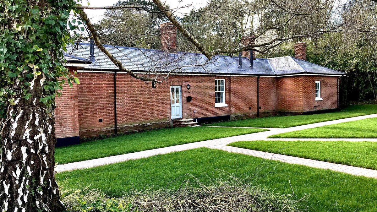 Netley House | Character 1863 Victorian home w/private garden; Located in Royal Park near beach