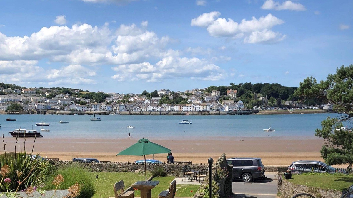 Instow Apartment | Character 3 bed apartment overlooking the beach sleeps 5 and takes 1 dog
