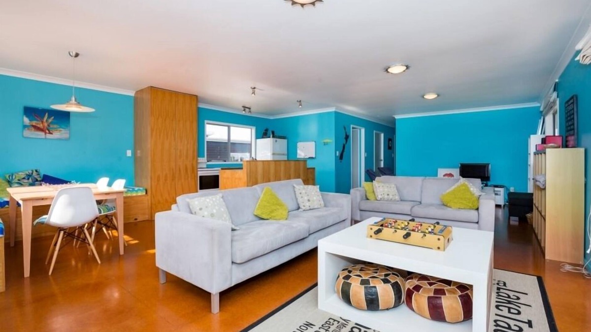 Matarangi House | Character Beach Property -Fully fenced open plan, Wifi, pet and family friendly.