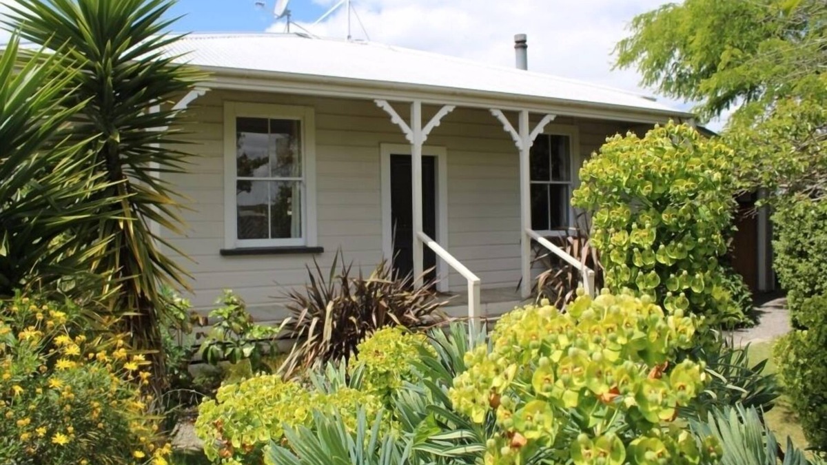 Martinborough Cottage | Character cottage stone's throw from The Square