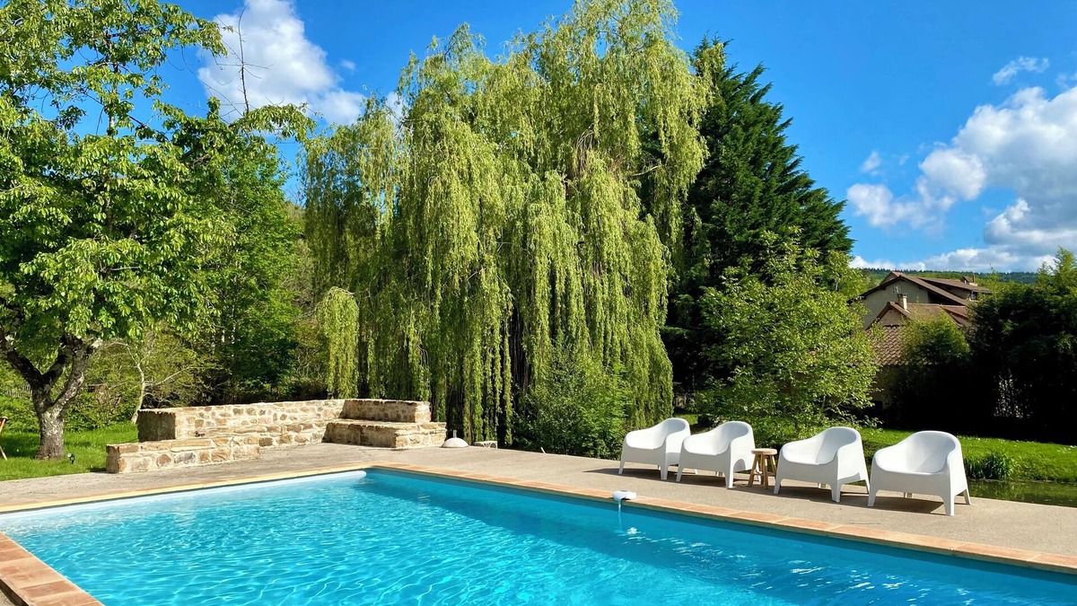 Bray House | Character cottage with private pool set in 5 hectares of gardens and woodland