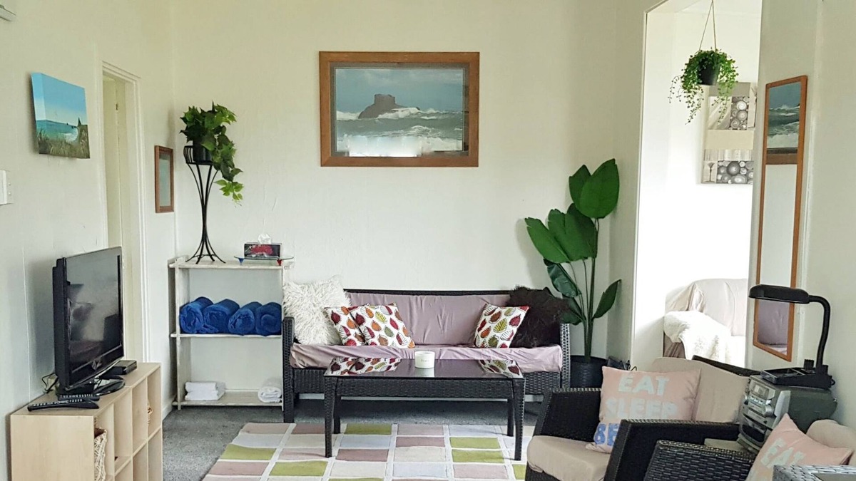 Riverton Cottage | Character Crib, 300m from Riverton's Taramea Bay popular swimming beach!