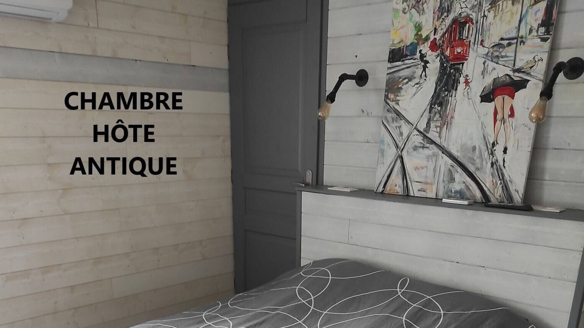 Le Mayet-de-Montagne Bed & Breakfast | CHARACTER GUEST ROOM "L'HÔTE ANTIQUE"