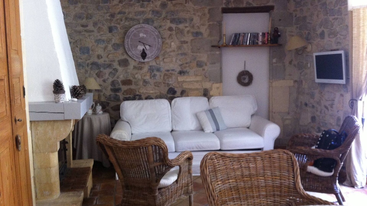 Boulbon House | Character house at the foot of the castle. Shaded terrace