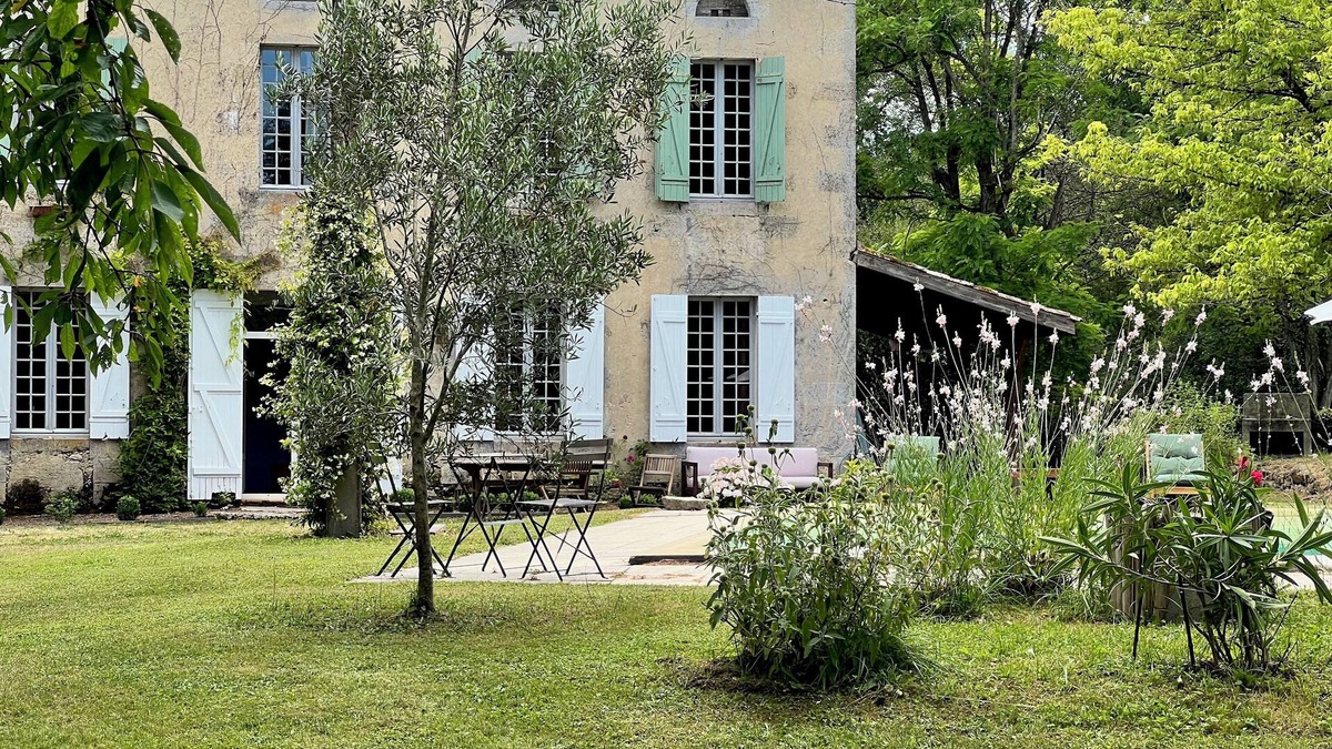 Mauriac House | Character house located in lush greenery