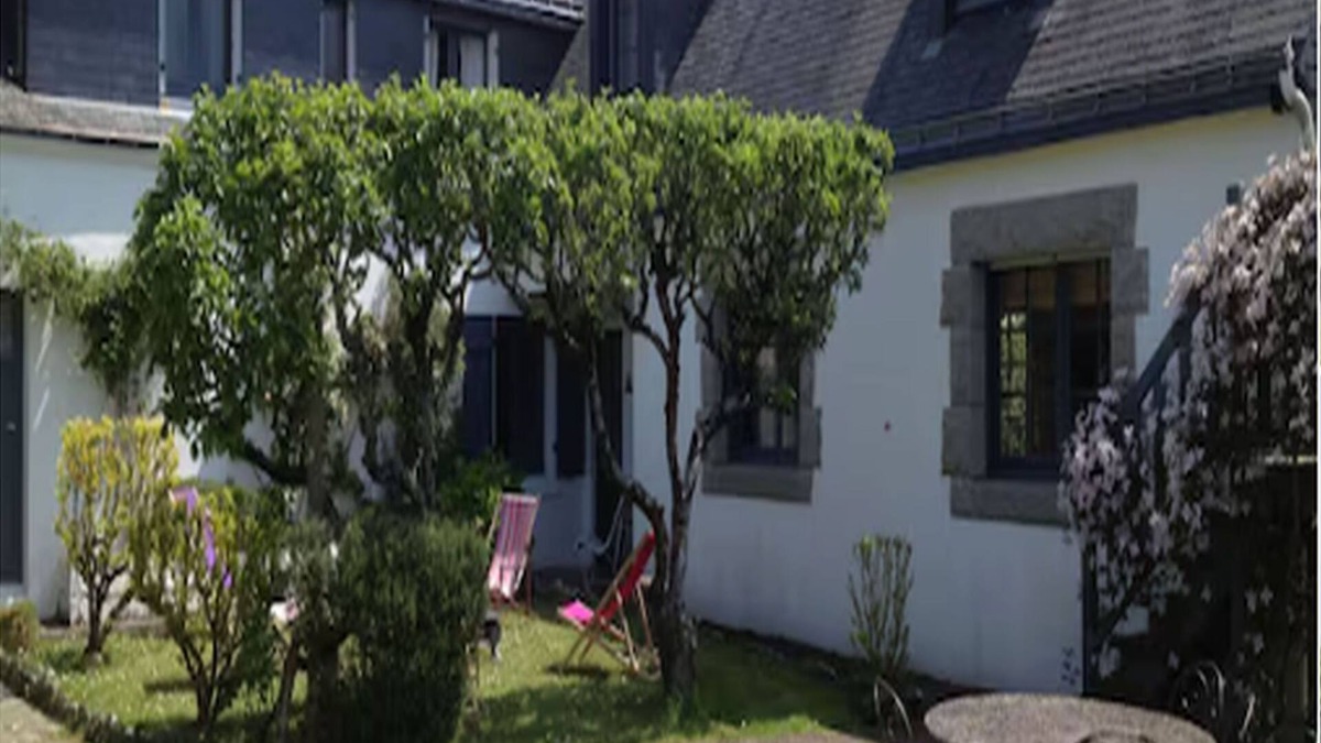 Kervoyal House | Character house with fruit garden