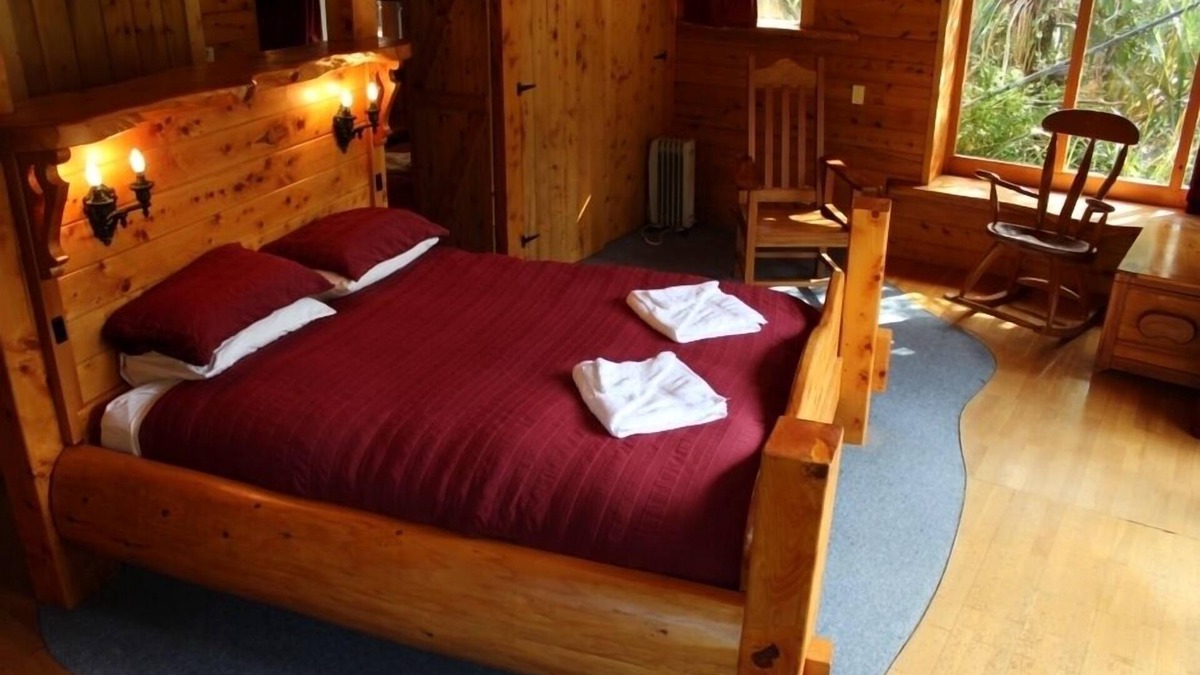 Ohakune House | Character Log Lodge with Great Mountain Views