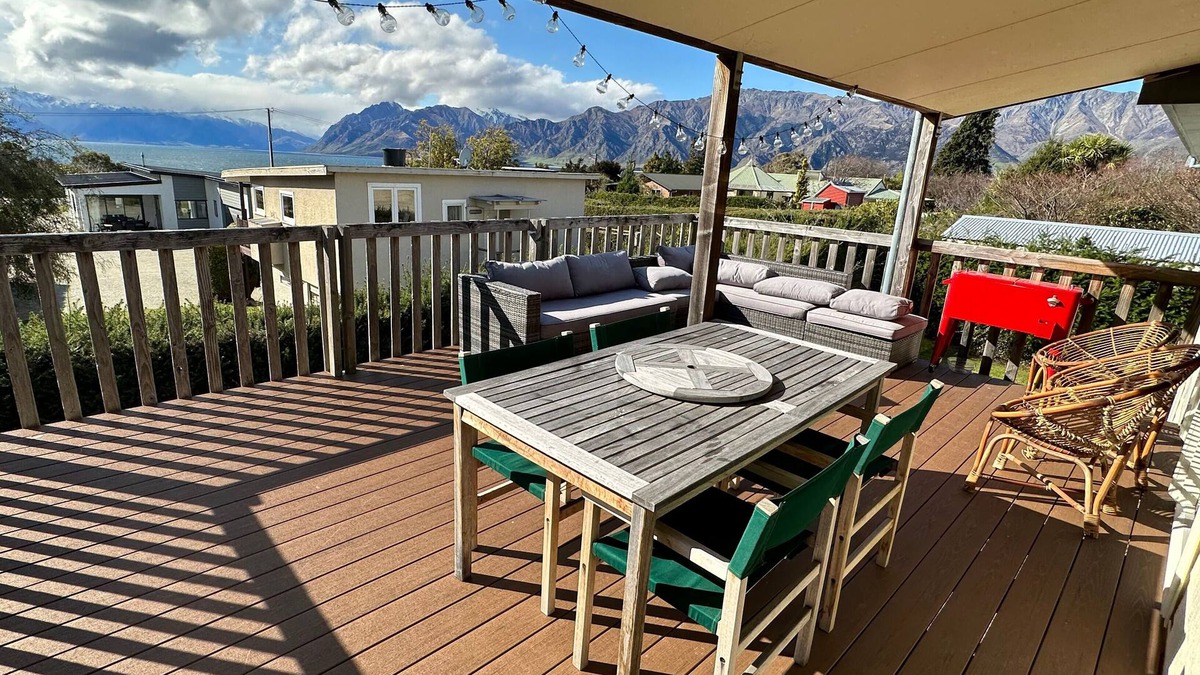 Lake Hawea House | Character on Capell with stunning lake views