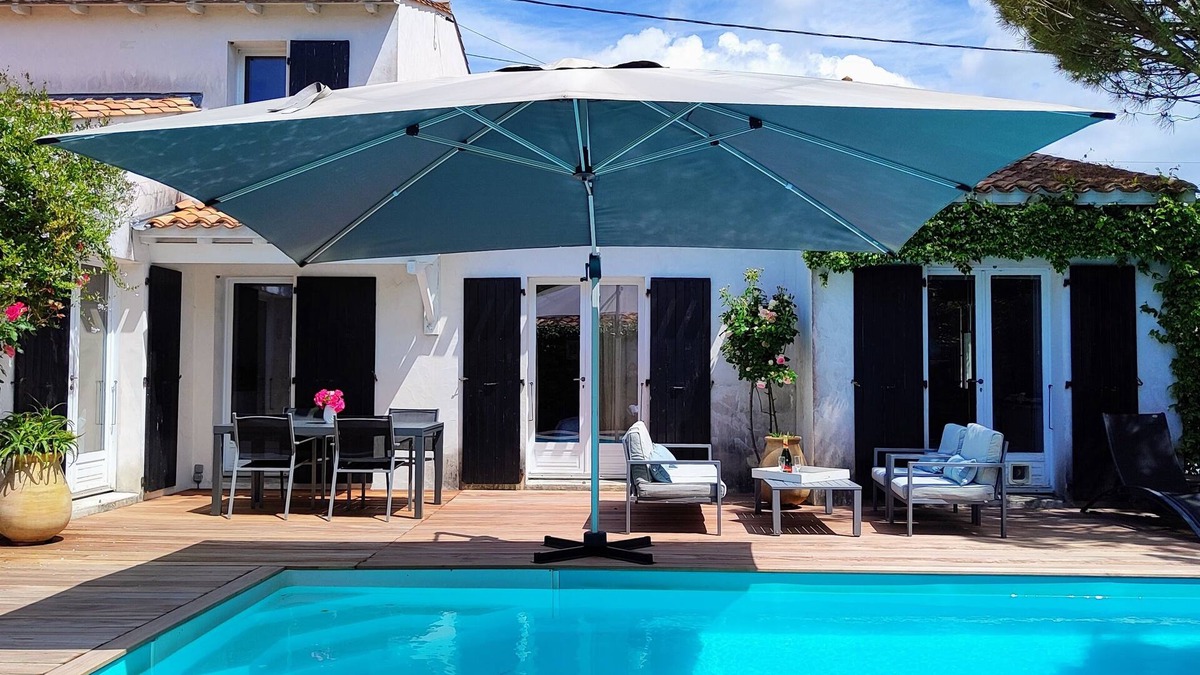 Dompierre-sur-Mer Villa | Character villa with heated pool