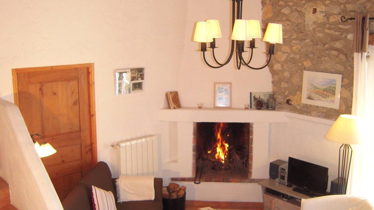 Crestet Apartment | Characterful apartment on Mont Ventoux with pool and tennis