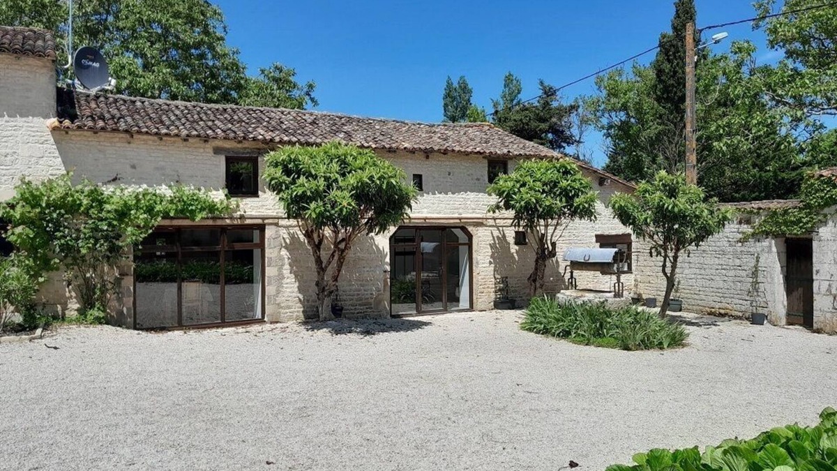 La Bataille House | Characterful rustic gite, sleeps 6, near Chef Boutonne